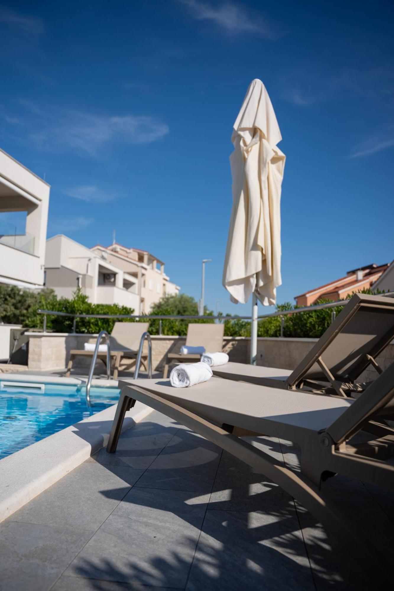 Apartments With Pool Villa Zora Novalja Exterior foto